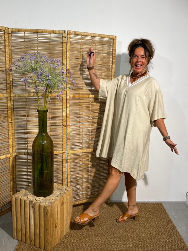 Mii Beige Dress met Bies V-hals - Afbeelding 3