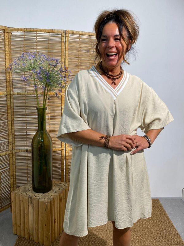 Mii Beige Dress met Bies V-hals - Afbeelding 4