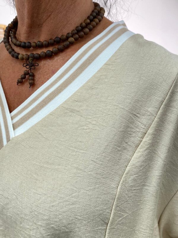 Mii Beige Dress met Bies V-hals - Afbeelding 5