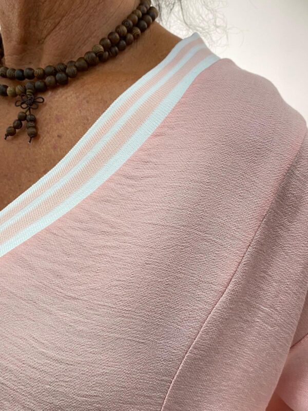 Mii Lichtroze Dress met Bies V-hals - Afbeelding 4