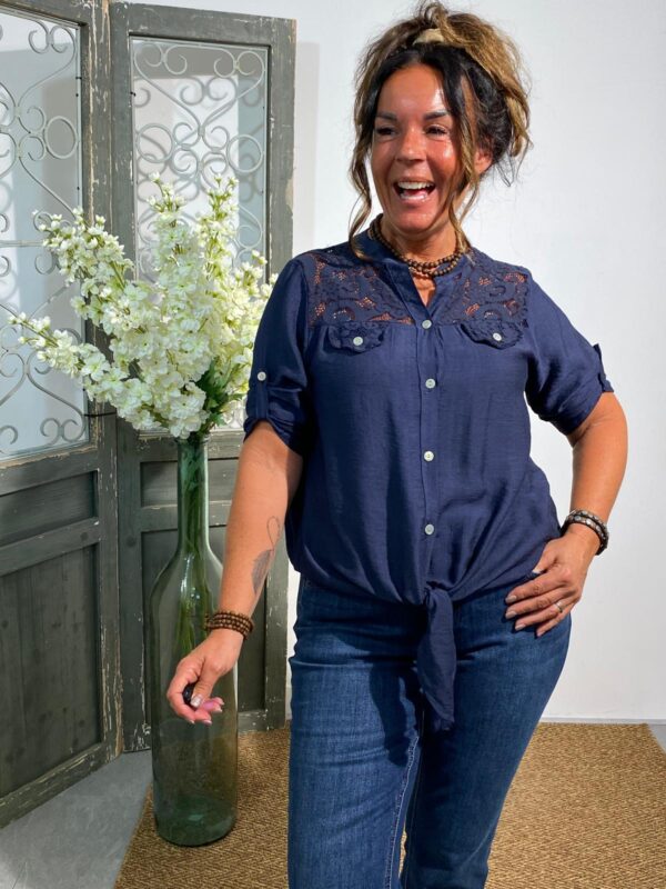 New Collection Navy Blouse Kant met Knoop - Afbeelding 3