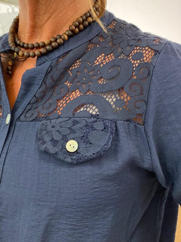 New Collection Navy Blouse Kant met Knoop - Afbeelding 4