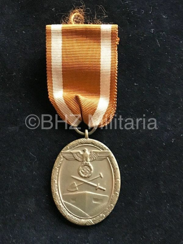 foto Deutsches Schutzwall-Ehrenzeichen of Westwall Medaille