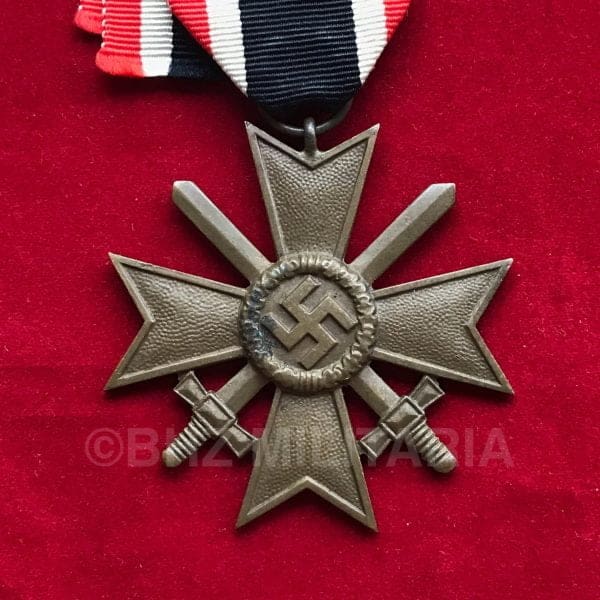 Mooi Kriesverdienstkreuz 2. klasse met zwaarden zonder maker in de ring en met een lang lint.