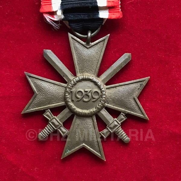 Mooi Kriesverdienstkreuz 2. klasse met zwaarden zonder maker in de ring en met een lang lint.