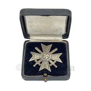 Kriegsverdienstkreuz 1e Klasse Steinhauer & Lück in Doos