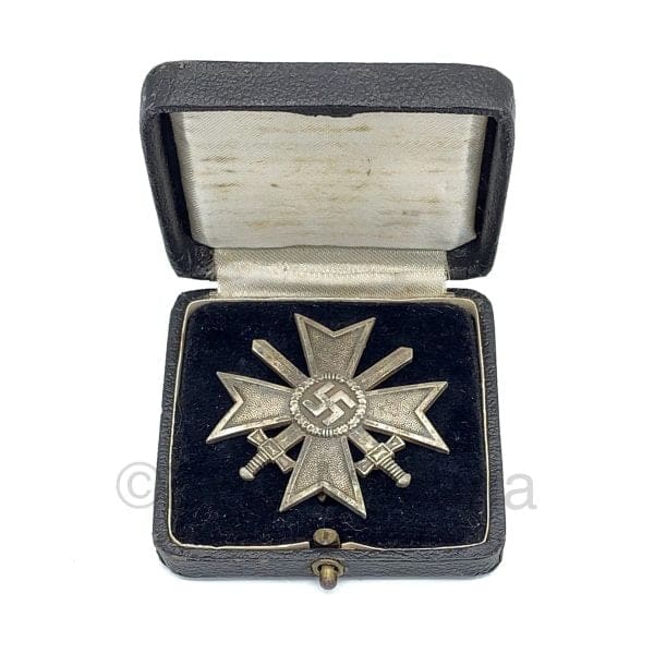 Kriegsverdienstkreuz 1e Klasse Steinhauer & Lück in Doos