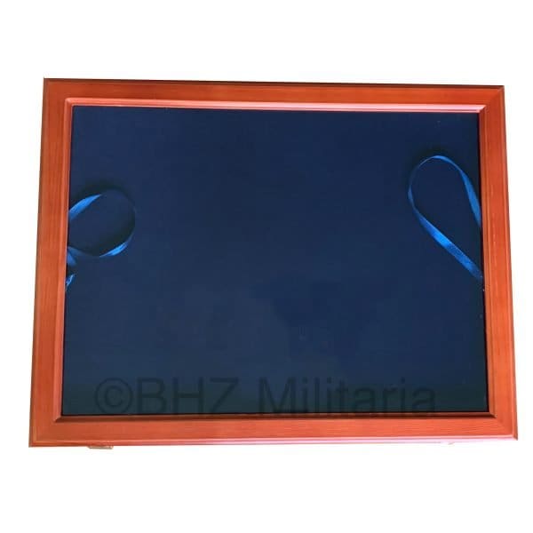 Houten vitrine voor medailles