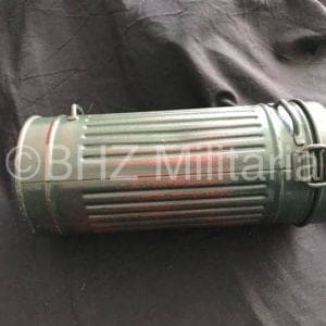 Duits gasmasker in bus