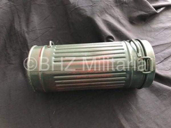 Duits gasmasker in bus