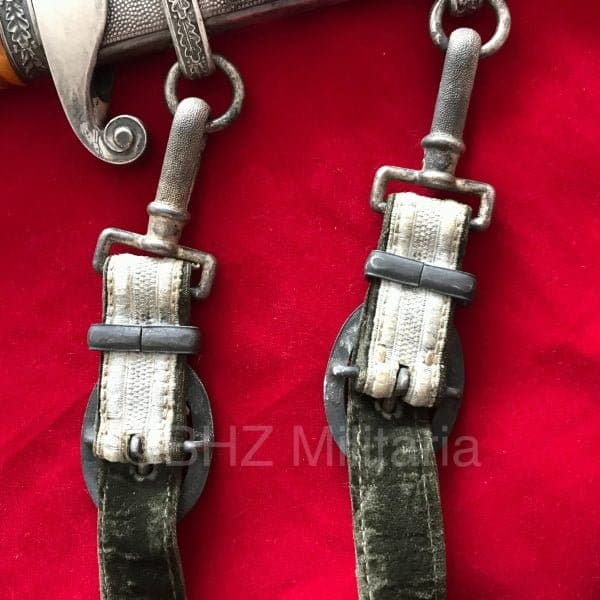 Originele Wehrmacht Officiersdolk met Hanger van Eickhorn uit Solingen