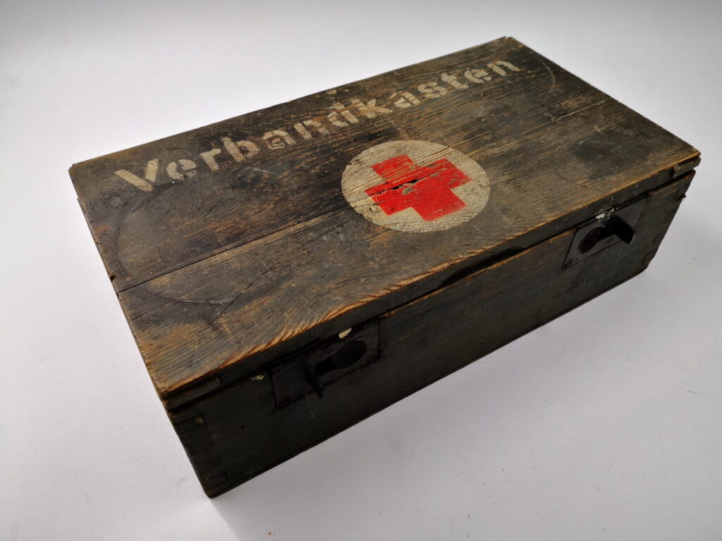 WW2 ドイツ軍「Verbandkasten」 WW2 - Verbandkasten Vehicle First Aid Kit – Panzer Bricklabs