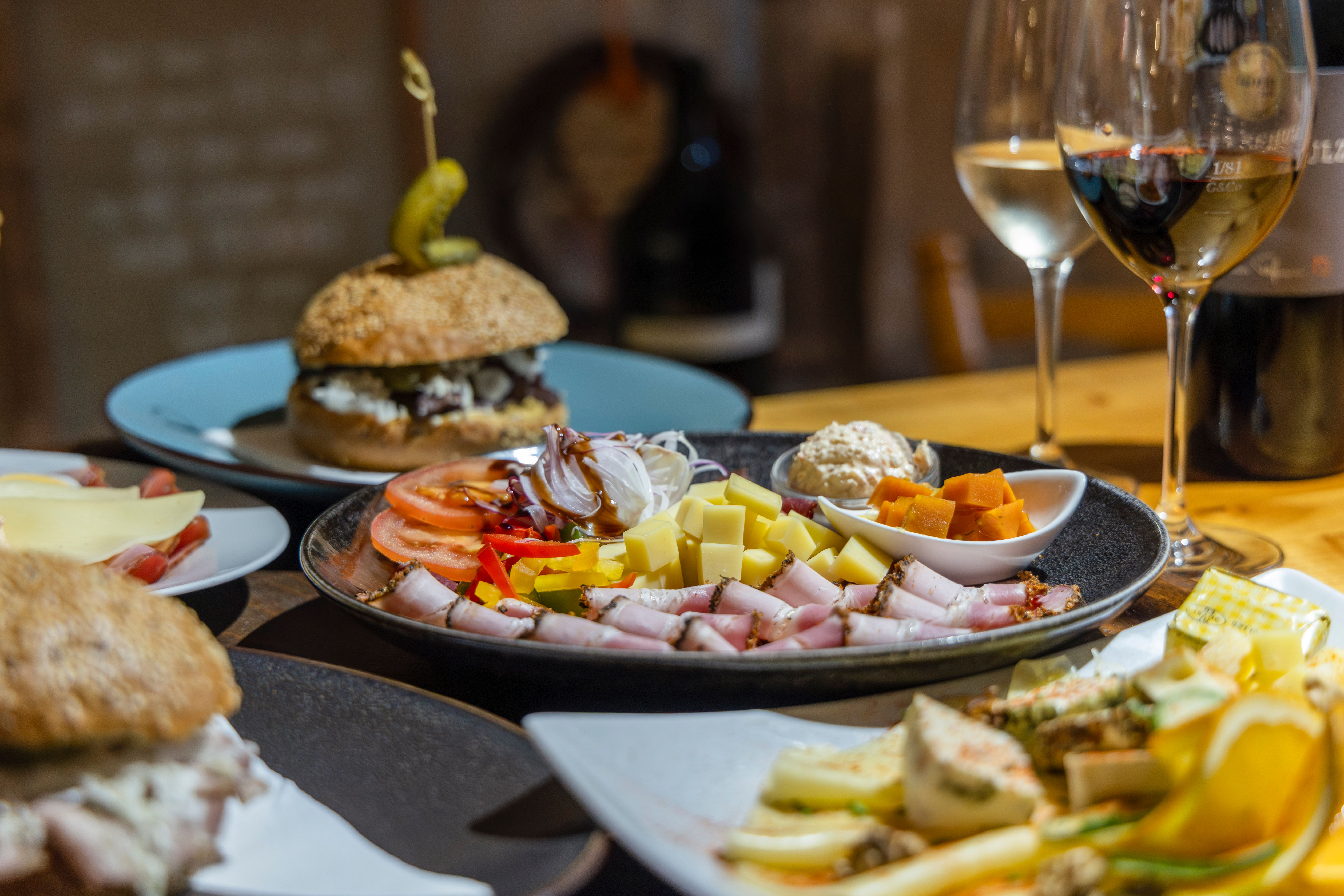 Regionale Speisen und Wein in einem Weingut in Carnuntum