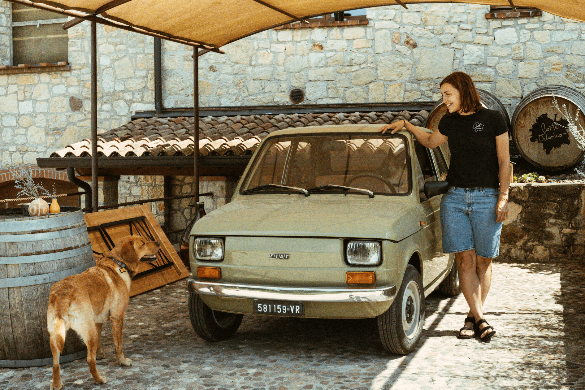 Gastgeberin Malvina mit ihrem alten Fiat