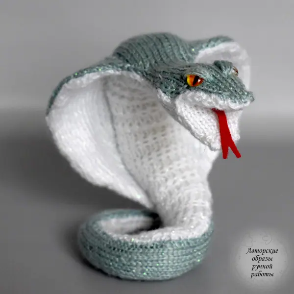 The queen of snakes, the knitted cobra.