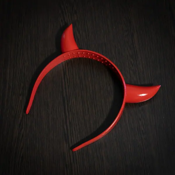 A headband with red devil horns.