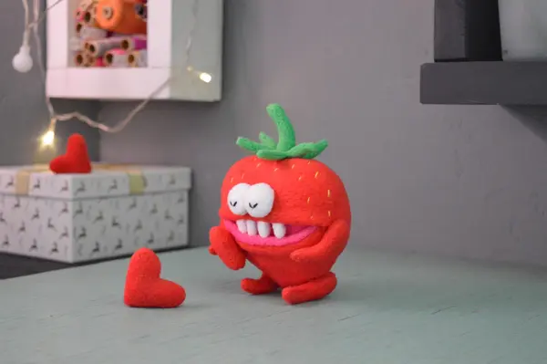 игрушка клубничка