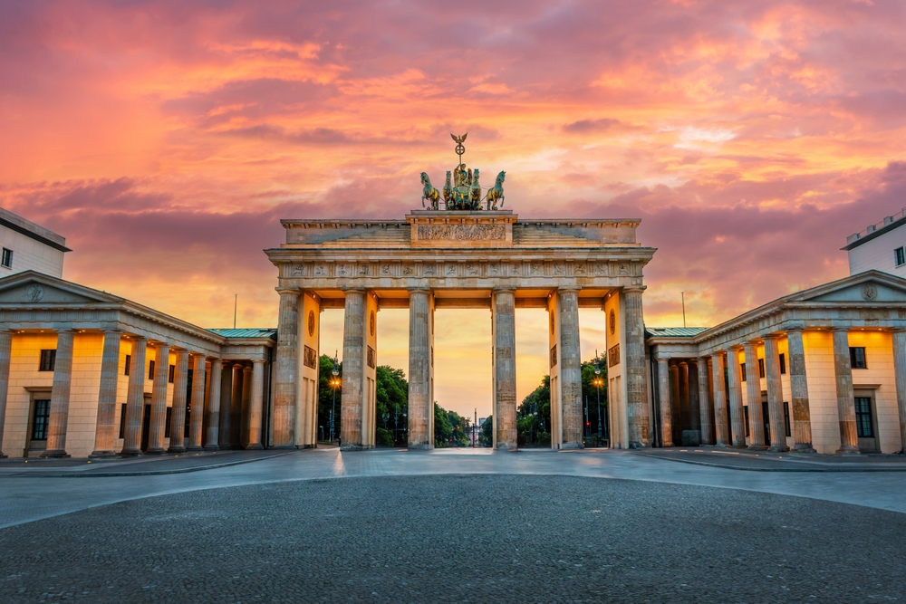 Brandenburg,Gate,Illuminated,At,Sunset,In,Berlin,,Germany