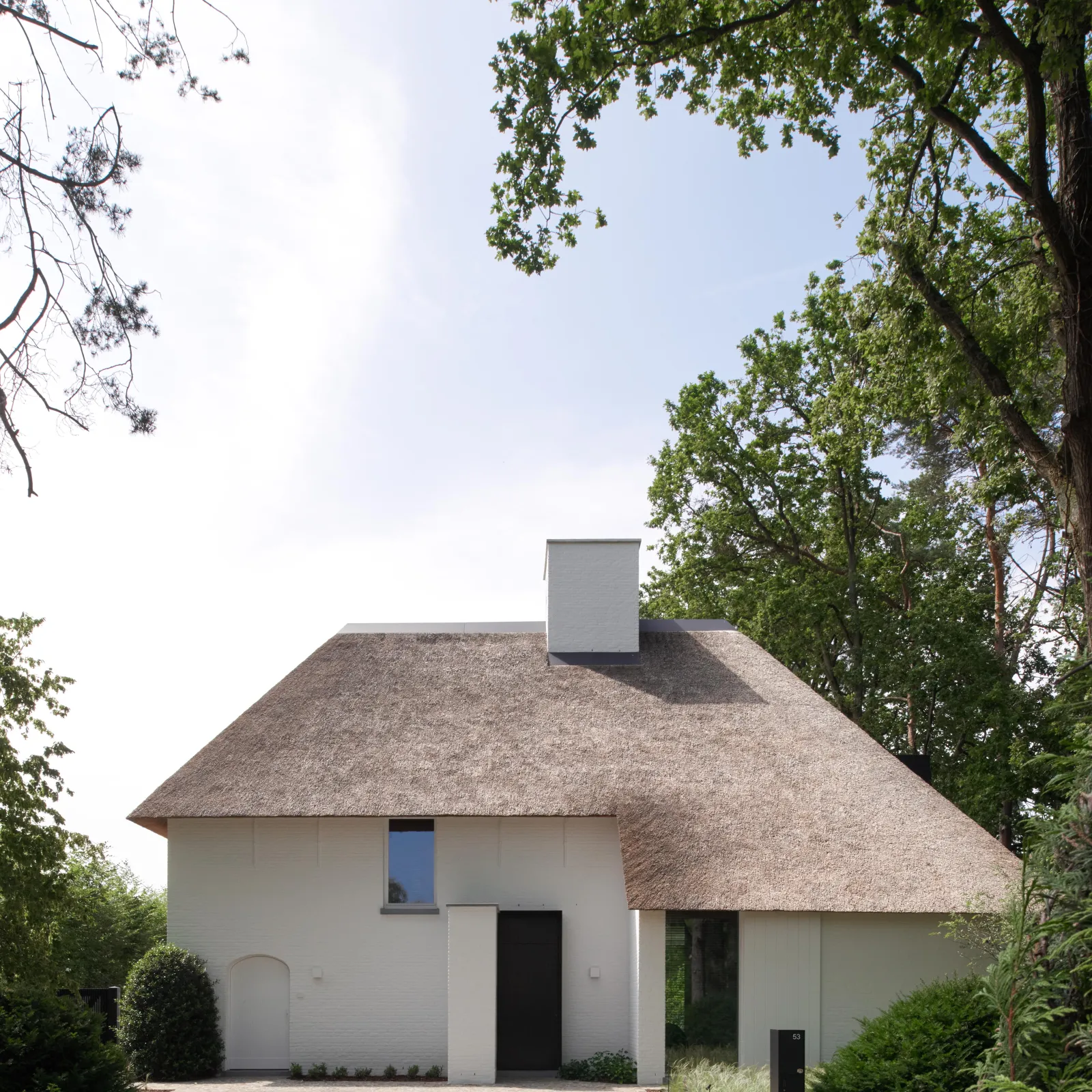 Voorzijde villa rieten dak Oscar V