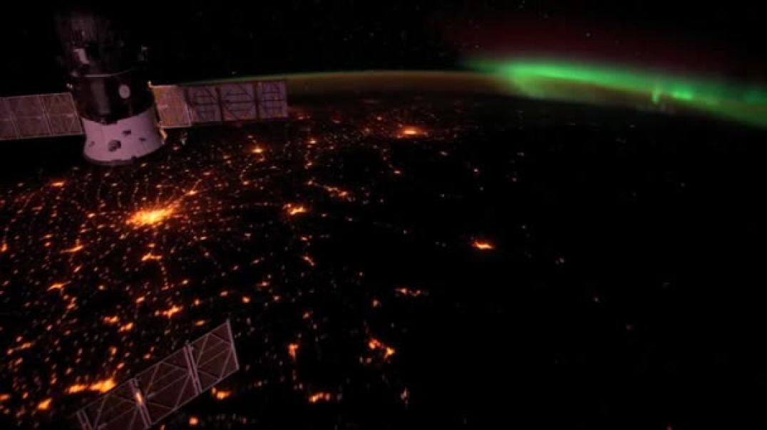 La Stazione spaziale internazionale vola di notte sull Terra🌏