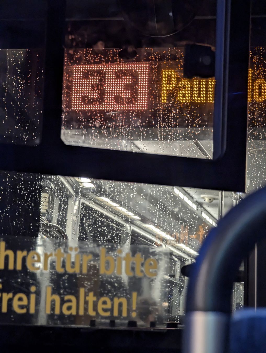 A photo of a Leoliner tram where one can see the end of the front tram in that couple (it's a 33 bound to Paunsdorf-Nord), but where one can also see the driver's cabin door of the rear tram.