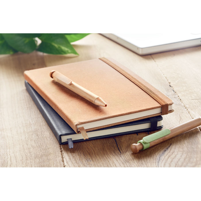 Notebook A5 in PU riciclato Marrone item ambiant picture