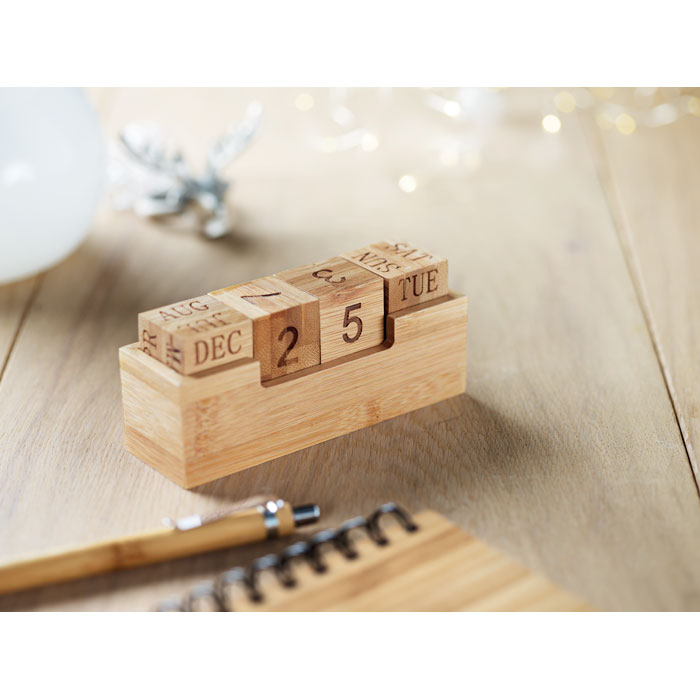 Calendario in bamboo wood item ambiant picture
