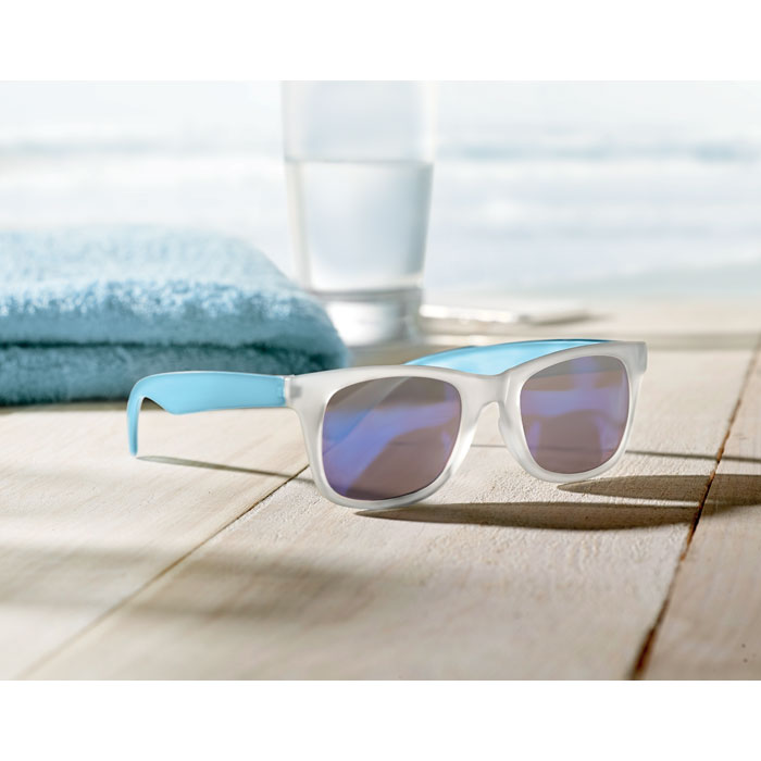Sunglasses with mirrored lense Blu item ambiant picture