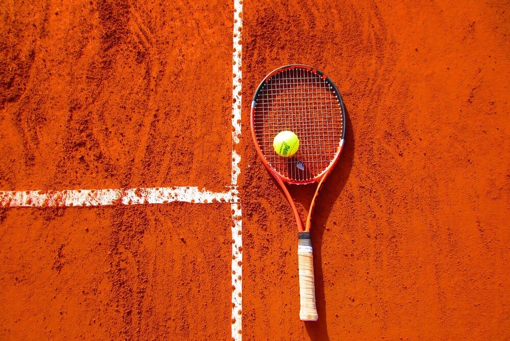 Scommettere,Sul,Tennis,Con,20Bet,Foto,Con,Racchetta,E,Palla,Da,Tennis,Su,Campo,Di,Terra,Rossa