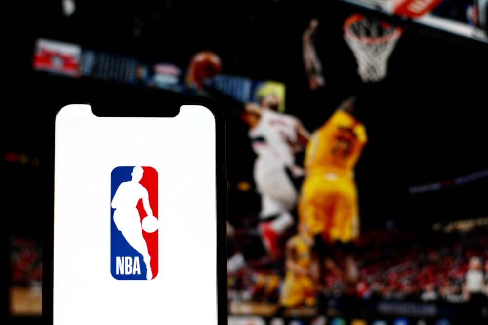 Chi,Vincerà,NBA,2024,25,Foto,Campione,Con,Logo,NBA,Su,Smartphone,E,Partita,Di,Basket,Sullo,Sfondo