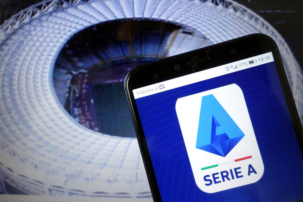 Schedina,Multiple,Prima,Giornata,Di,Serie,A.Immagine,Campione,Con,Smartphone,Logo,Serie,A,Sullo,Schermo,E ,Foto,Stadio,In,Secondo,Piano