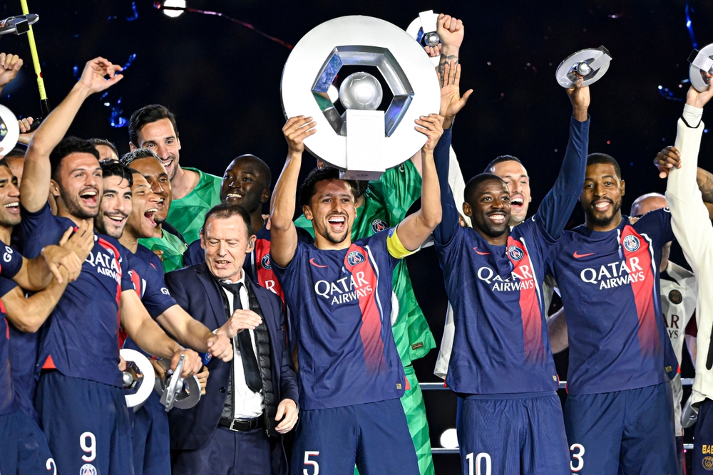 Marquinhos,And,Psg,Team,Celebrate,The,Victory,With,The,Trophy