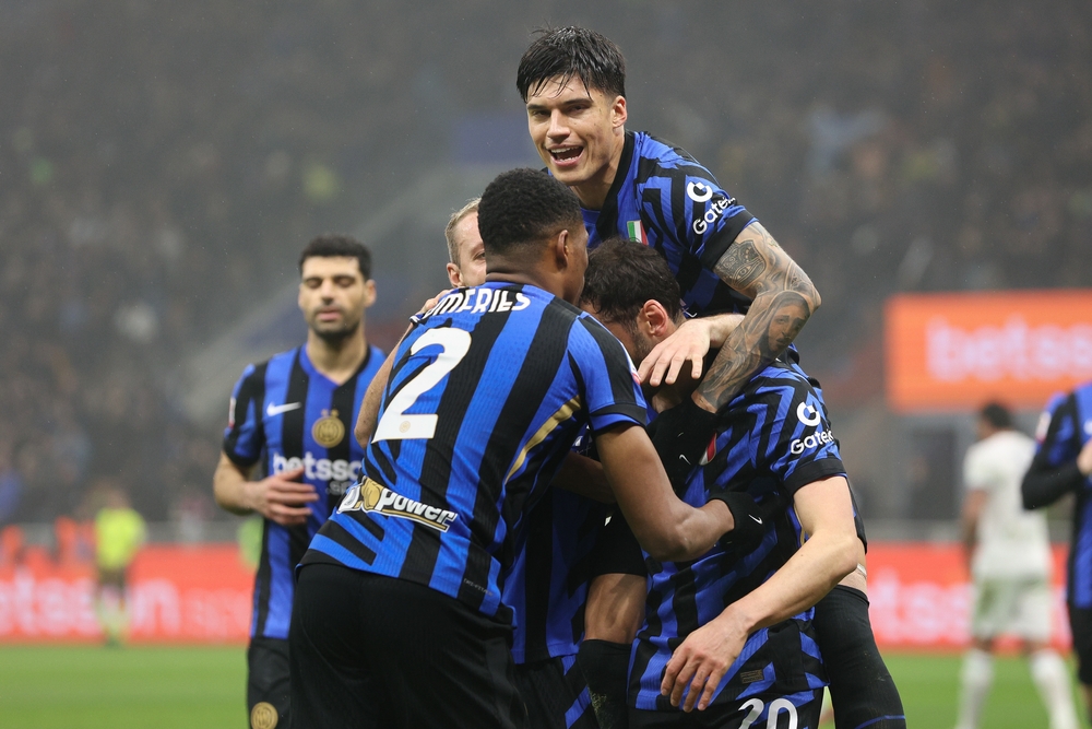 Italy,,Milan,,2025 02 25:,Hakan,Calhanoglu,(fc,Inter),Celebrates,With,Teammates,Inter-River Plate