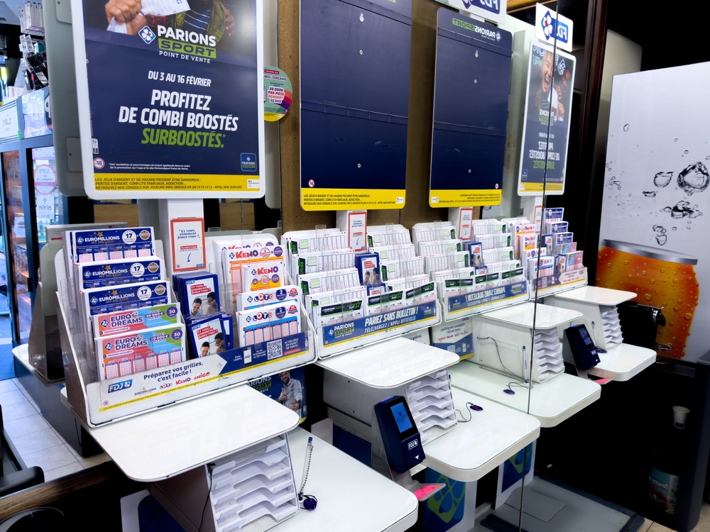 Paris,france 23.02.2025,Inside,A,Lively,Betting,Shop,,Multiple,Counters,Showcase,Various,Migliori,Scommesse,Antepost,Per,Luglio,2025