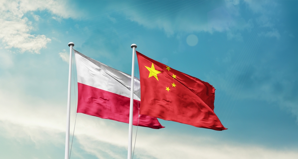 Poland,And,China,Friendship,Flags,Are,Waving,In,The,Sky,Polonia-Cina