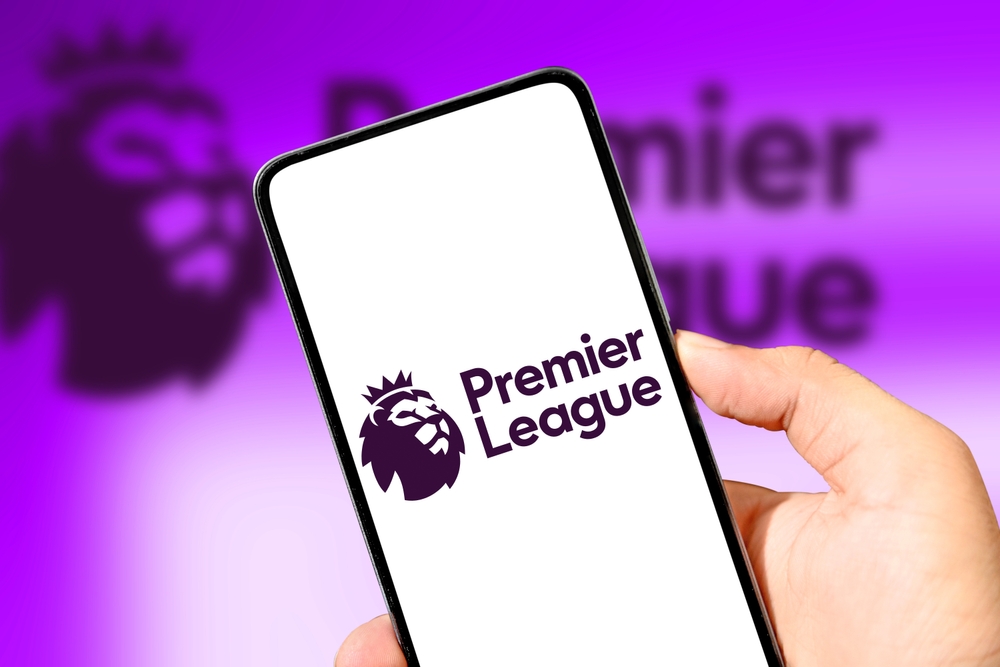 12.01.2024,,United,States.,Watching,Football,Premier,League,On,Mobile,Phone,1a,Giornata,Di,Premier,League