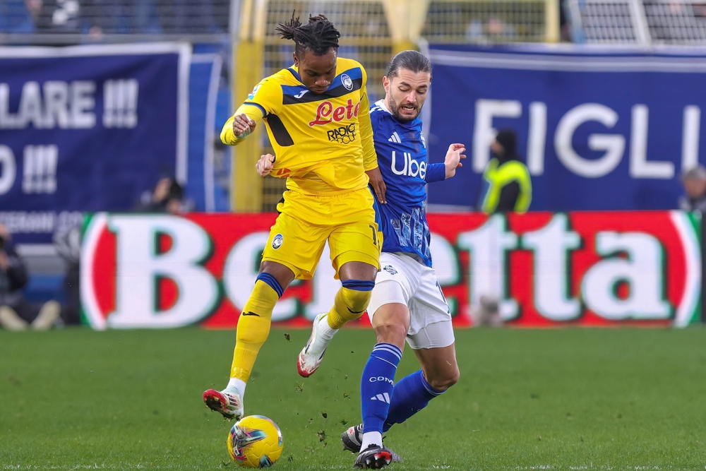 Italy,,Como,,2025,01,25:,Ademola,Lookman,(atalanta),Defends,The,Atalanta-Como
