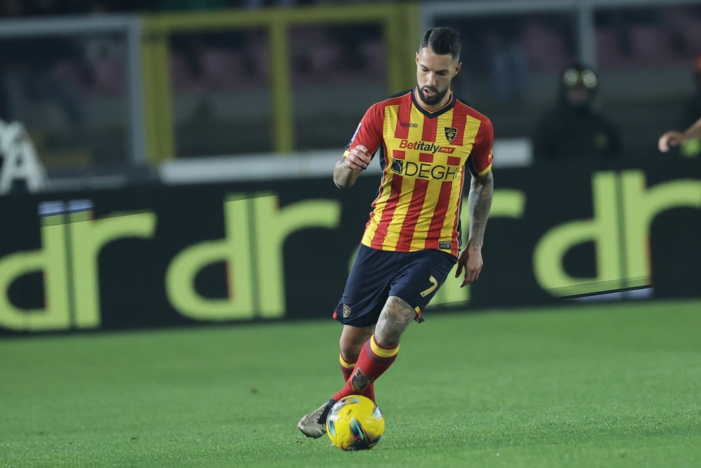 Lecce's,Spanish,Midfielder,Tete,Morente,Controls,The,Ball,During,The,Lecce-Bologna