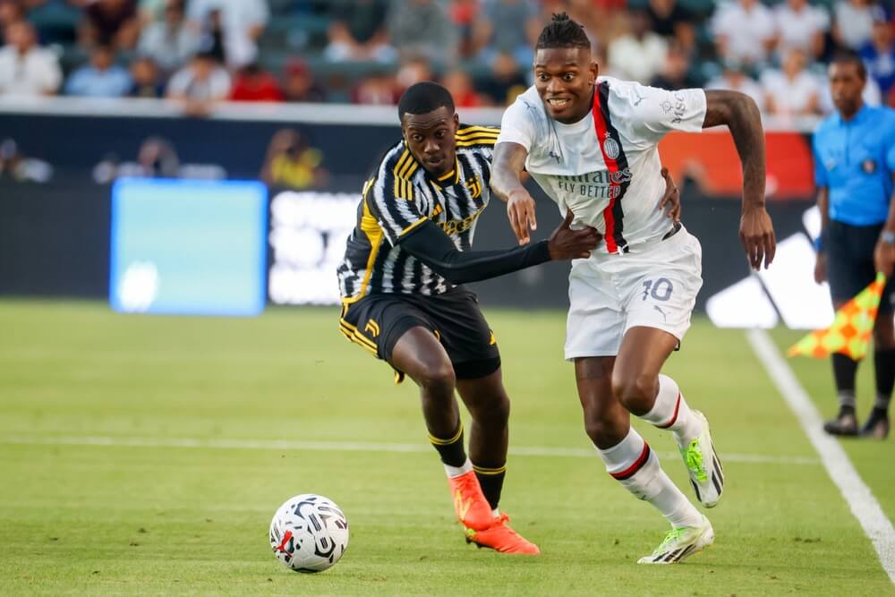 Juventus',Timothy,Weah,(l),And,Ac,Milans,Rafael,Leão,(r),Milan-Fiorentina