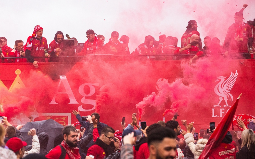 Red,Smoke,Surrounds,The,Liverpool,Premier,League,Champions,Parade,Pictured,scommesse multiple Under/Over 15a giornata di Premier League