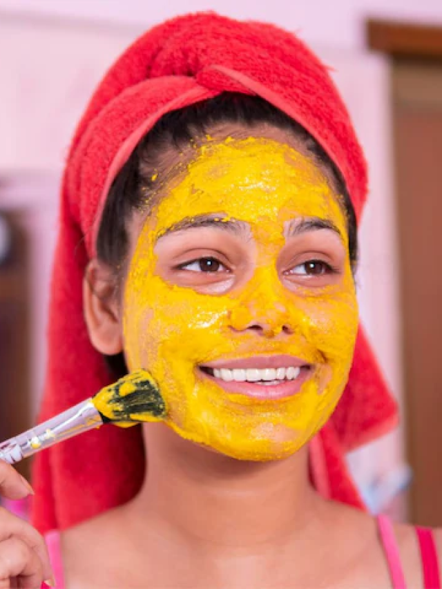 चेहरे पर कच्ची हल्दी कैसे लगाएं ?