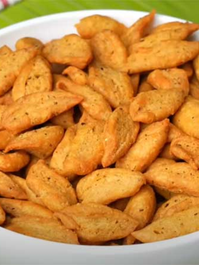 घर पर ऐसे बनाये क्रिस्पी सूजी मठरी