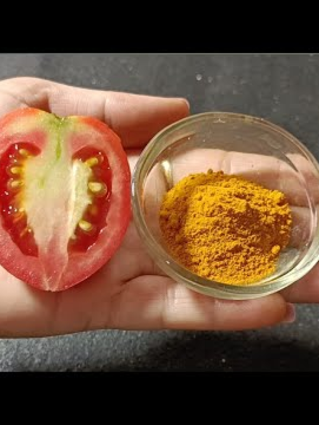 चेहरे पर टमाटर के साथ हल्दी लगाने से क्या होता है?