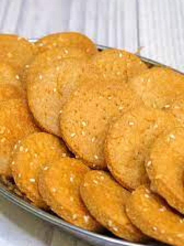 घर पर ऐसे बनाये क्रिस्पी सूजी मठरी