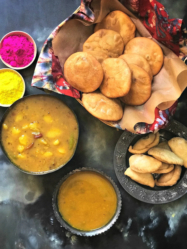 घर पर ऐसे बनाये आलू की कचौड़ी
