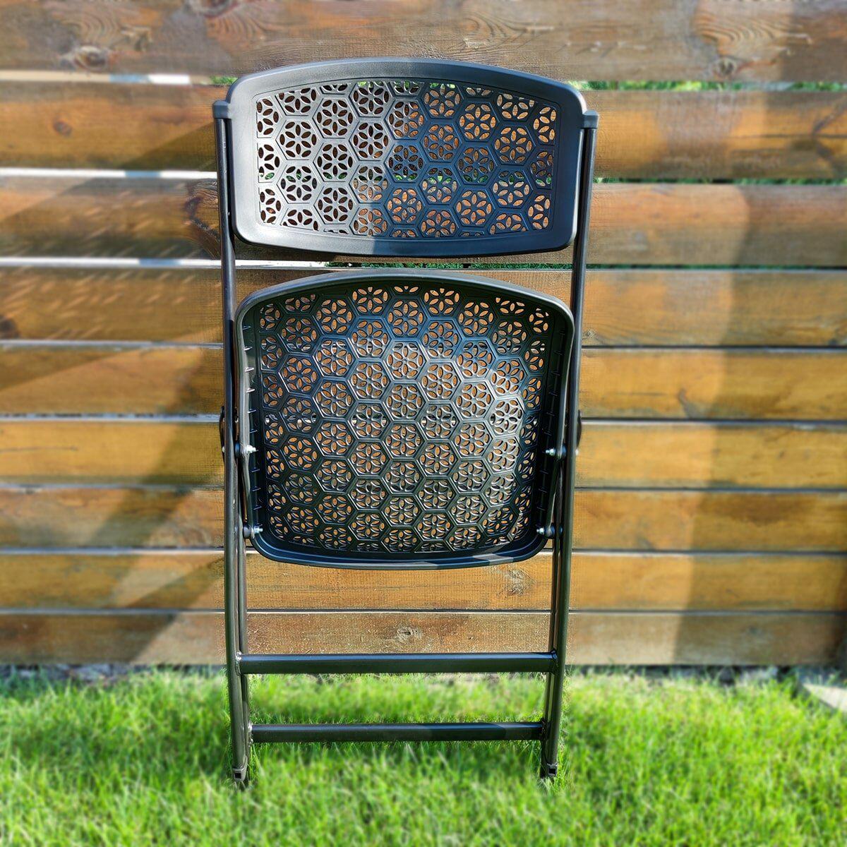 Стільці «Соти» біля столу в інтер’єрі тераси