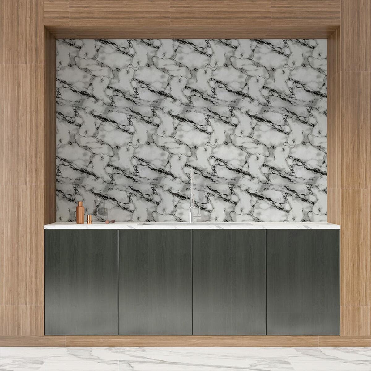 самоклеящаяся стеновая панель 600х300 в интерьере фартук мраморная имитация