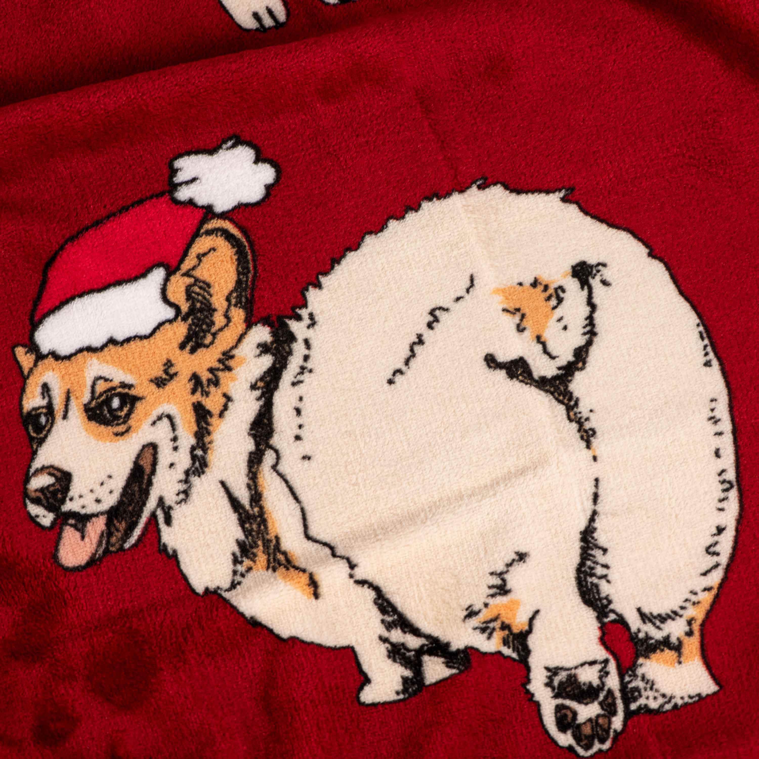М'який новорічний плед Ardesto Christmas Flannel із різдвяними коргі на ліжку в затишній спальні