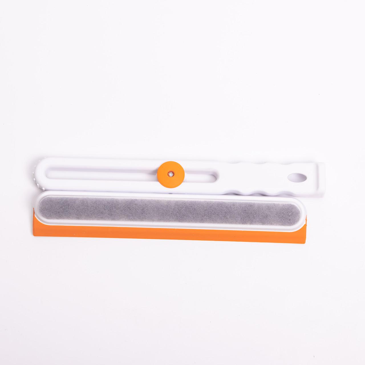 водосгон с абразивной губкой для душа и зеркал, крупный план резинового лезвия