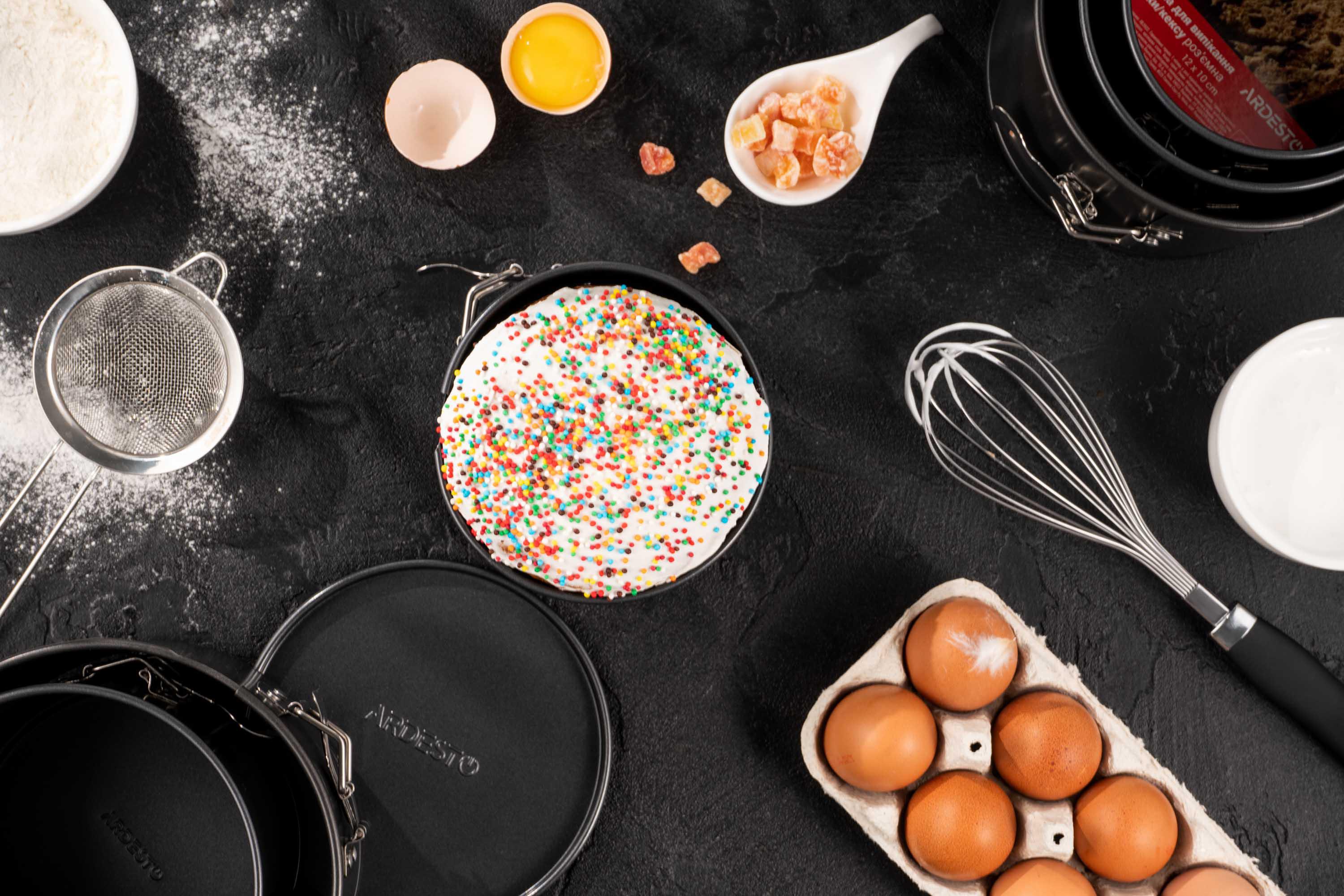 Разъёмная форма для кекса 12×10 см в руках, удобный замок для извлечения